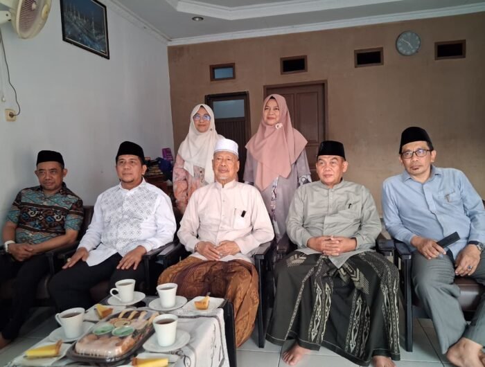 Ketua Majelis Syuriyah DDI, AG. Prof. Dr. K.H.M. Faried Wadjedy, Lc., M.A., dalam konferensi pers persiapan Muktamar ke-23 DDI di kediamannya, Sabtu (3/10/2026) yang dihadiri oleh Ketua Panitia Prof. Dr. H. Andi Aderus, Lc, M.A., Sekretaris Panitia Prof. Dr. KH. Muammar Bakry, Lc. Gurutta Drs KH Ibnu Hajar Arief (Ketua Panitia Haul DDI) serta Ahmad Taslim dari Pesantren DDI Galesong.