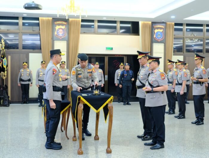 Kapolri Jenderal Polisi Dr. Suyudi Ario Seto, resmi melantik Irjen Pol. Dr. M. Awal Chairuddin sebagai Kapolda Sulsel menggantikan Irjen Pol. Djuhandhani Rahardjo Puro di Aula Rupatama Mabes Polri, Jakarta, Sabtu (3/10/2026).