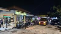 Petugas Polsek Manggala mengamankan 20 unit sepeda motor dalam kegiatan Cipta Kondisi di kawasan Jalan Antang Raya, Makassar, Sabtu (3/10/2026) malam.