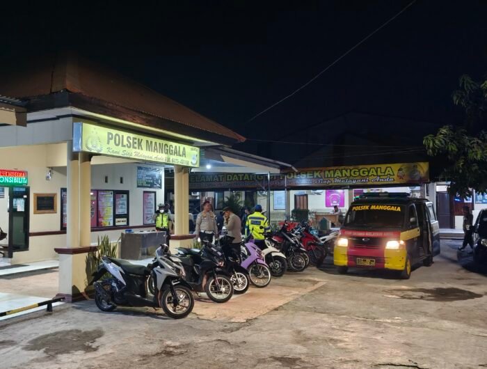Petugas Polsek Manggala mengamankan 20 unit sepeda motor dalam kegiatan Cipta Kondisi di kawasan Jalan Antang Raya, Makassar, Sabtu (3/10/2026) malam.