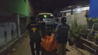 Petugas mengevakuasi jenazah korban dari lokasi kejadian di wilayah Samata, Kecamatan Somba Opu, Kabupaten Gowa, Senin (5/10/2026).