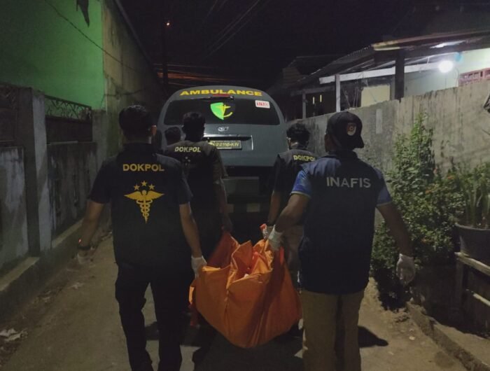 Petugas mengevakuasi jenazah korban dari lokasi kejadian di wilayah Samata, Kecamatan Somba Opu, Kabupaten Gowa, Senin (5/10/2026).