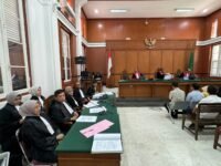 Sidang lanjutan perkara dugaan korupsi pengadaan bibit nanas pada Dinas Tanaman Pangan, Hortikultura dan Perkebunan (DTPH-BUN) Sulsel Tahun Anggaran 2023-2024 kembali digelar di Pengadilan Negeri Makassar, Senin (5/10/2026) malam.