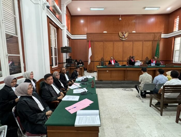 Sidang lanjutan perkara dugaan korupsi pengadaan bibit nanas pada Dinas Tanaman Pangan, Hortikultura dan Perkebunan (DTPH-BUN) Sulsel Tahun Anggaran 2023-2024 kembali digelar di Pengadilan Negeri Makassar, Senin (5/10/2026) malam.