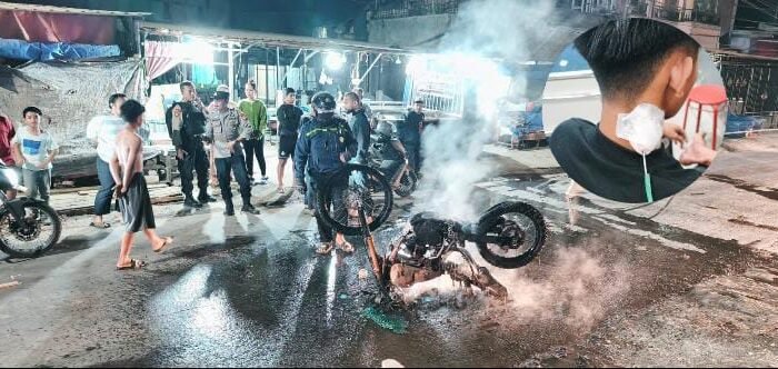 Sebuah sepeda motor Honda CRF dibakar saat keributan terjadi di kawasan Pasar Jongkok, Manggala. Seorang warga juga mengalami luka setelah terkena busur panah dalam insiden tersebut.