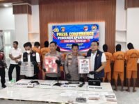 Polres Sidrap mengungkap kasus penipuan online bermodus asmara yang diduga menjerat sedikitnya 11 korban dengan total kerugian hampir Rp450 juta.