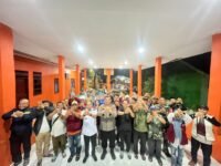Plt Camat Manggala Rahmat bersama Kapolsek Manggala Kompol Semuel To’longan dan jajaran saat mengikuti pertemuan bersama RT, RW serta tokoh masyarakat membahas Kamtibmas pasca perselisihan antarpemuda di Kelurahan Manggala.