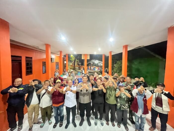 Plt Camat Manggala Rahmat bersama Kapolsek Manggala Kompol Semuel To’longan dan jajaran saat mengikuti pertemuan bersama RT, RW serta tokoh masyarakat membahas Kamtibmas pasca perselisihan antarpemuda di Kelurahan Manggala.