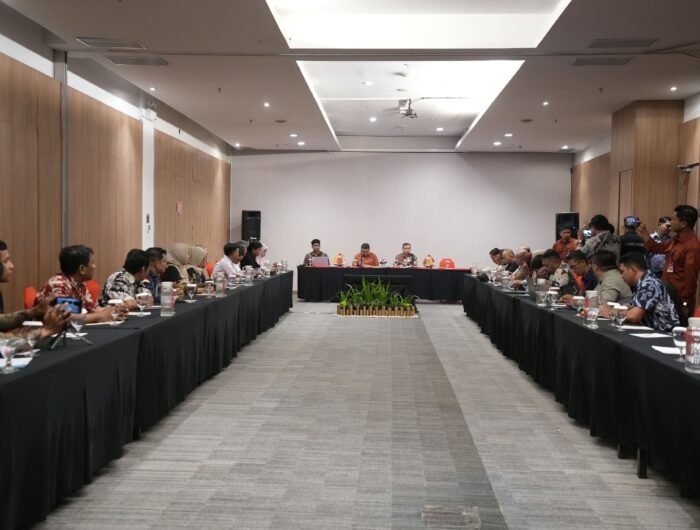 Walikota Makassar, Munafri Arifuddin menghadiri Coffee Morning bersama LKS Tripartit dan Dewan Pengupahan Kota Makassar, di Hotel Ibis City Center, Jalan Maipa, Kamis (8/10/2026).