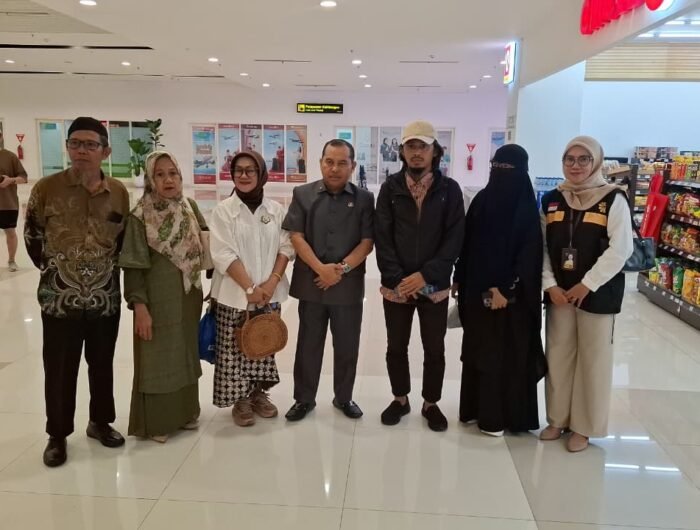 Tim Pelindungan BP3MI Sulsel yang diwakili Irvan dan Nurfadillah, melakukan penjemputan sekaligus pendampingan langsung terhadap dua ABK asal Sulsel, di Bandar Udara Internasional Sultan Hasanuddin, Makassar, Rabu (7/10/2026).