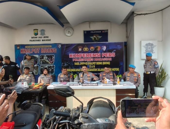 Kapolrestabes Makassar, Kombes Pol Arya Perdana didampingi Kasat Lantas, Kasi Humas, merilis hasil penindakan pelanggaran lalulintas di halaman Satlantas Polrestabes Makassar, Kamis (8/10/2026) sore.
