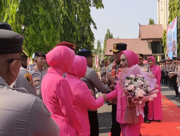 Usai serah terima Pataka Pallawa Lipu dilanjutkan pelepasan Irjen Pol Djuhandhani Rahardjo Puro.