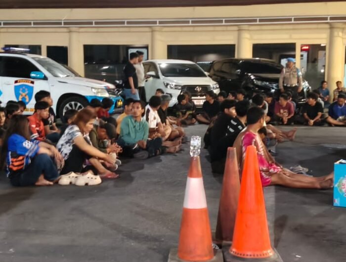 Puluhan terduga pelaku narkoba diamankan Satnarkoba Polrestabes Makassar saat melakukan razia di kampung Borta, Jumat (9/10/2026).