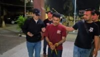 Andika alias Gerandong (28), digiring ke Polsek Tamalate, pada Sabtu (10/10/2026).