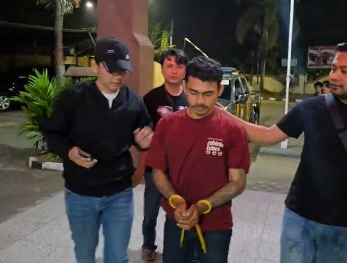 Andika alias Gerandong (28), digiring ke Polsek Tamalate, pada Sabtu (10/10/2026).