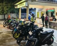 Personel Polsek Manggala menertibkan sepeda motor berknalpot brong dalam kegiatan Cipta Kondisi (Cipkon) di Jalan Antang Raya, Makassar. Sebanyak 25 unit motor terjaring dalam operasi tersebut.