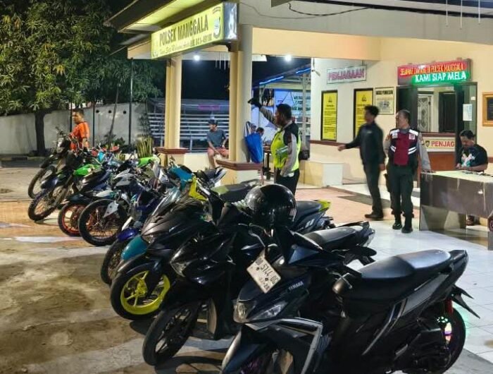 Personel Polsek Manggala menertibkan sepeda motor berknalpot brong dalam kegiatan Cipta Kondisi (Cipkon) di Jalan Antang Raya, Makassar. Sebanyak 25 unit motor terjaring dalam operasi tersebut.