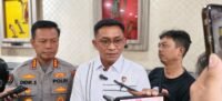 Kabid Humas Polda Sulsel, Kombes Pol Didik Supranoto disampingi Kasubdit V Tipidsiber, AKBP Jan Manto Hasiholan saat dortstop di Loby Mapolda Sulsel, Senin (12/10/2026).