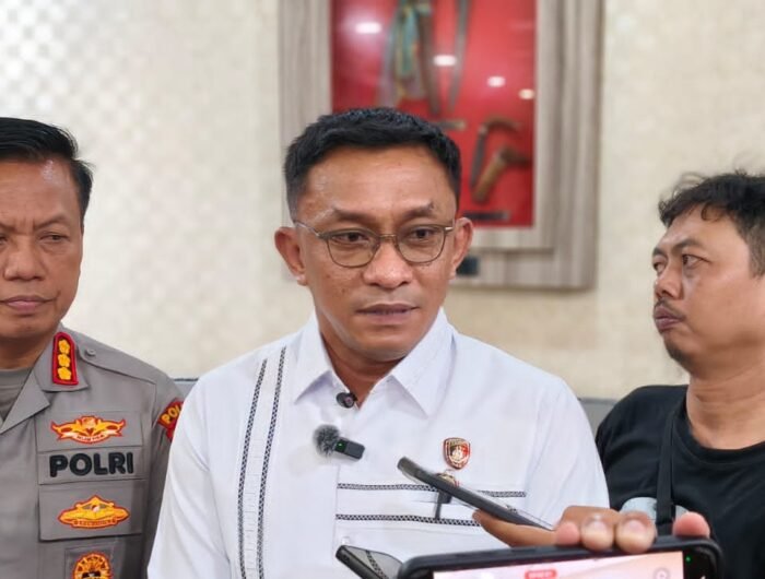Kabid Humas Polda Sulsel, Kombes Pol Didik Supranoto disampingi Kasubdit V Tipidsiber, AKBP Jan Manto Hasiholan saat dortstop di Loby Mapolda Sulsel, Senin (12/10/2026).