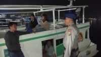 Satuan Polisi Perairan dan Udara (Satpolairud), personel melaksanakan patroli malam dengan menyambangi kapal-kapal penyeberangan antar pulau sekaligus menyapa masyarakat yang masih beraktivitas di Dermaga Pelabuhan Paotere, Kota Makassar.
