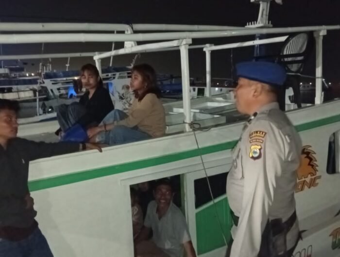 Satuan Polisi Perairan dan Udara (Satpolairud), personel melaksanakan patroli malam dengan menyambangi kapal-kapal penyeberangan antar pulau sekaligus menyapa masyarakat yang masih beraktivitas di Dermaga Pelabuhan Paotere, Kota Makassar.