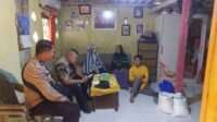 Bhabinkamtibmas Kelurahan Camba Berua, Polres Pelabuhan Makassar, Aipda Syamsul Alam, saat membantu seorang warga yang membutuhkan penanganan kesehatan jiwa di Jalan Sabutung Baru I, RT 001/RW 004, Kelurahan Camba Berua, Kecamatan Ujung Tanah, Kota Makassar.