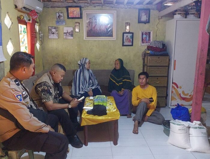 Bhabinkamtibmas Kelurahan Camba Berua, Polres Pelabuhan Makassar, Aipda Syamsul Alam, saat membantu seorang warga yang membutuhkan penanganan kesehatan jiwa di Jalan Sabutung Baru I, RT 001/RW 004, Kelurahan Camba Berua, Kecamatan Ujung Tanah, Kota Makassar.
