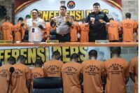 Kapolres Pelabuhan Makassar AKBP Kaisar Reman Sambo bersama jajaran memperlihatkan barang bukti narkotika hasil pengungkapan 32 kasus selama Operasi Antik 2026 di Aula Mapolres Pelabuhan Makassar, Rabu (14/10/2026).