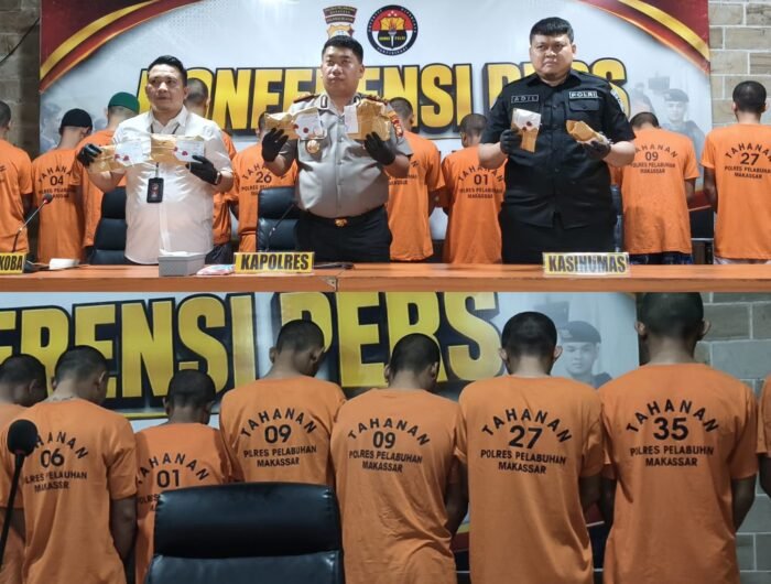 Kapolres Pelabuhan Makassar AKBP Kaisar Reman Sambo bersama jajaran memperlihatkan barang bukti narkotika hasil pengungkapan 32 kasus selama Operasi Antik 2026 di Aula Mapolres Pelabuhan Makassar, Rabu (14/10/2026).