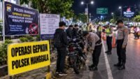 Ilustrasi razia penertiban knalpot brong oleh personel Polsek Manggala.