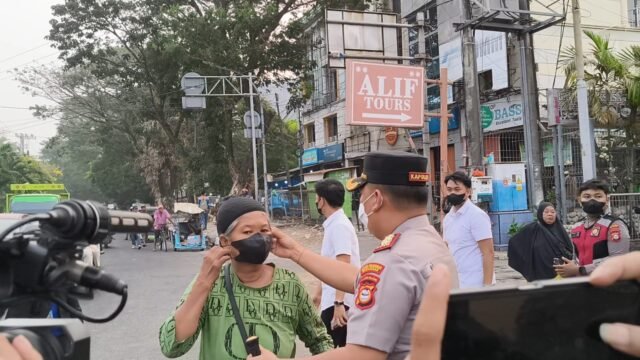 Polres Pelabuhan Makassar membagikan 1.000 masker kepada masyarakat, khususnya pengguna jalan, di sekitar Tugu Mandiri, Jalan Nusantara, Kota Makassar, Rabu (14/10/2026) sore.