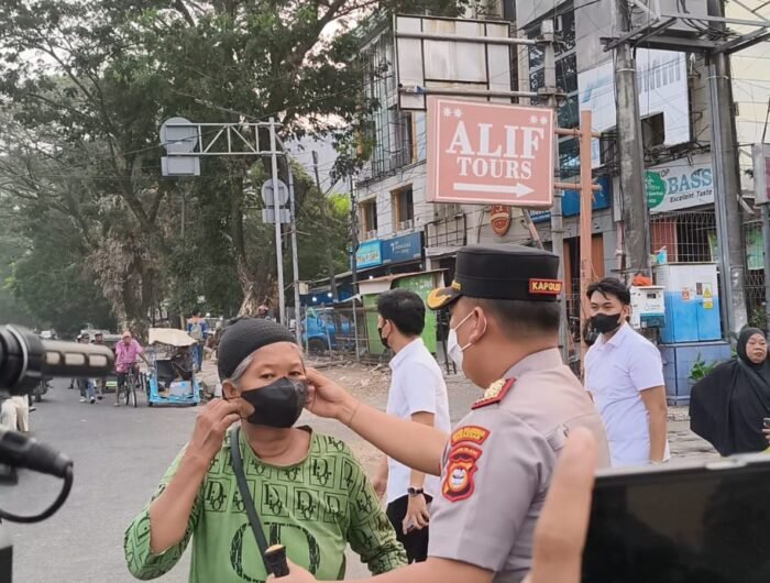 Polres Pelabuhan Makassar membagikan 1.000 masker kepada masyarakat, khususnya pengguna jalan, di sekitar Tugu Mandiri, Jalan Nusantara, Kota Makassar, Rabu (14/10/2026) sore.