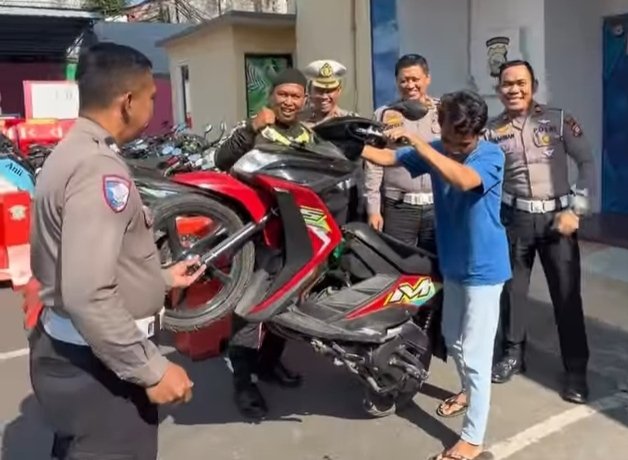 Motor aksi freestyle di jalan raya diamankan Satlantas Polrestabes Makassar.