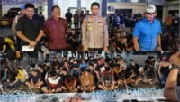 Kapolrestabes Makassar, Kombes Pol Arya Perdana bersama Dirresnarkoba Polda Sulsel, Kombes Pol Sugeng, merilis hasil penggrebekan di Kampung Borta (Kampung Narkoba), Kelurahan Suangga, Kecamatan Tallo, Makassar, Sabtu (10/10/2026) dini hari.