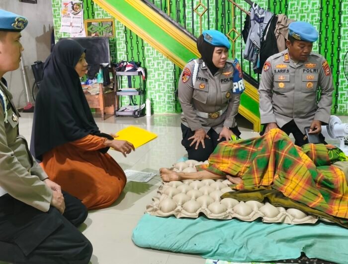 Dalam rangka menyambut Hari Jadi ke-24 Propam Polri, Seksi Profesi dan Pengamanan (Sipropam) Polres Sidrap menggelar bakti sosial berupa pemberian bantuan tali asih kepada warga yang membutuhkan.