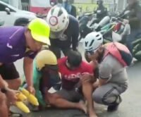 AKBP Nur Ichsan membantu pengendara sepeda motor yang bertabrakan di Jalan Sultan Hasanuddin, Sungguminasa, Gowa, Selasa (13/10/2026).