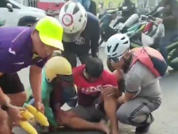 AKBP Nur Ichsan membantu pengendara sepeda motor yang bertabrakan di Jalan Sultan Hasanuddin, Sungguminasa, Gowa, Selasa (13/10/2026).
